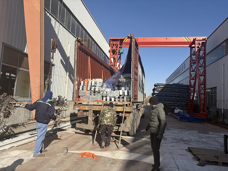 Qingdao Liweiyuan stålstruktur sender skreddersydde stålstruktur grisefarmer til Uruguay